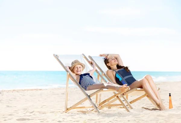 Relajado Madre Moderna Niño Traje Baño Playa Sentado Sillas Playa —  Fotos de Stock