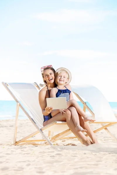 Glückliche Junge Mutter Und Kind Badeanzug Strand Mit Tablet Strandkorb — Stockfoto