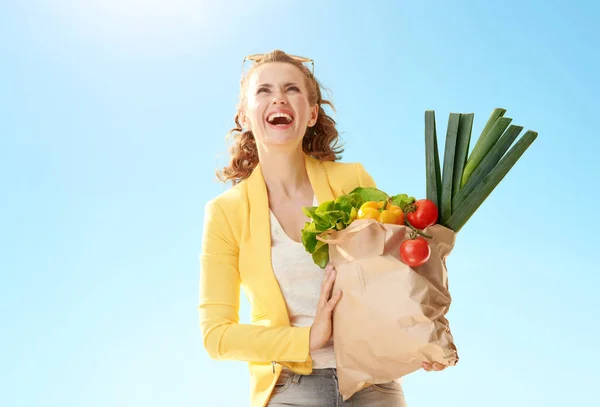 Lächeln Stilvolle Frau Gelber Jacke Mit Papiertüte Mit Lebensmitteln Blick — Stockfoto