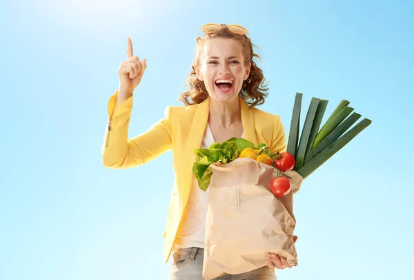 Sonriente Mujer Joven Chaqueta Amarilla Con Bolsa Papel Con Comestibles —  Fotos de Stock