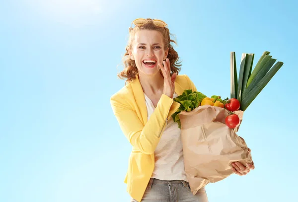 Lächelnde Moderne Frau Gelber Jacke Mit Papiertüte Mit Lebensmitteln Die — Stockfoto