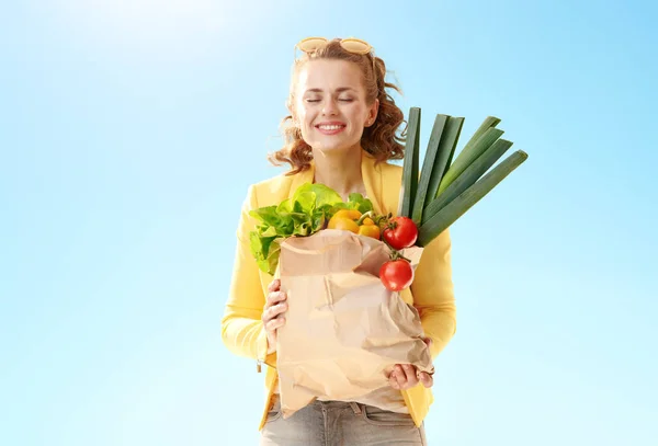 Mujer Joven Feliz Chaqueta Amarilla Con Bolsa Papel Con Comestibles —  Fotos de Stock