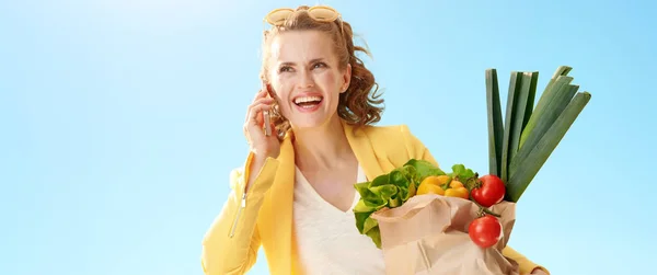 Lächelnde Trendige Frau Gelber Jacke Mit Papiertüte Und Einkäufen Mit — Stockfoto