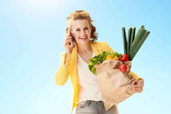 Glückliche Moderne Frau Gelber Jacke Mit Papiertüte Und Einkäufen Gespräch — Stockfoto