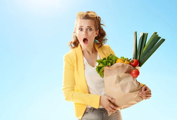 Retrato Mujer Joven Sorprendida Chaqueta Amarilla Con Bolsa Papel Con —  Fotos de Stock