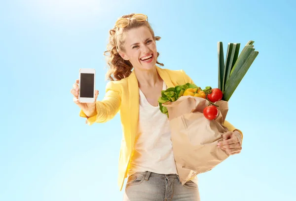 Gelukkig Stijlvolle Vrouw Gele Jas Met Papieren Zak Met Boodschappen — Stockfoto