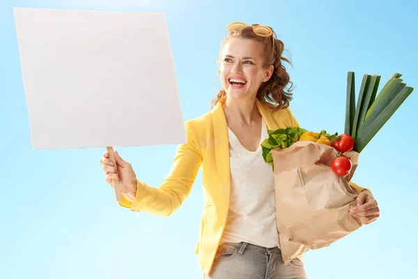 Glimlachend Stijlvolle Vrouw Gele Jas Met Papieren Zak Met Boodschappen — Stockfoto