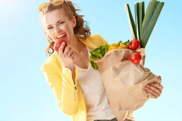 Felice Donna Elegante Giacca Gialla Con Sacchetto Carta Con Generi — Foto Stock