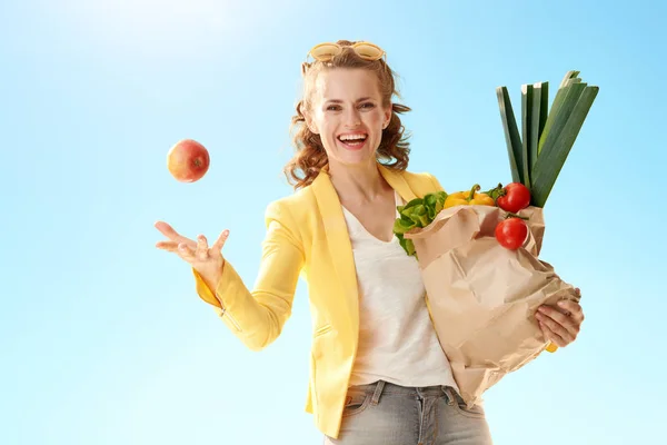 Glückliche Moderne Frau Gelber Jacke Mit Papiertüte Mit Lebensmitteln Wirft — Stockfoto