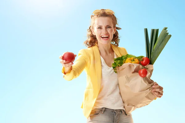 Lächeln Stilvolle Frau Gelber Jacke Mit Papiertüte Mit Lebensmitteln Gibt — Stockfoto