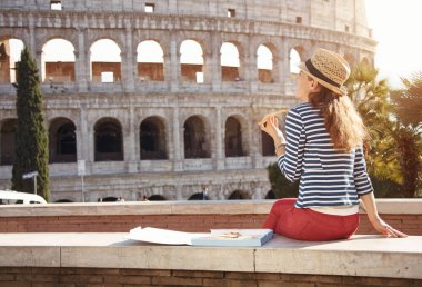 Pizza yemek Colosseum önünde çizgili bir ceketli genç kadın arkasından gördüm