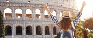 Modern kadın ile pizza sevinçli Colosseum önünde hasır şapkalı arkasından gördüm