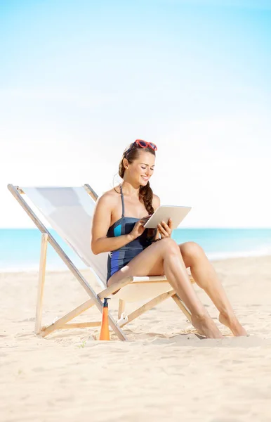 Glücklich Moderne Frau Badebekleidung Strand Mit Tablet Während Sie Strandkorb — Stockfoto