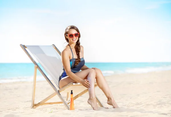 Mujer Joven Feliz Ropa Playa Orilla Del Mar Aplicando Bloqueador — Foto de Stock