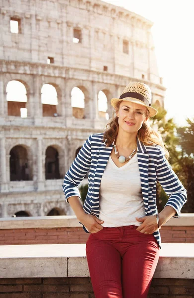 Retrato Uma Turista Sorridente Uma Jaqueta Listrada Roma Itália — Fotografia de Stock