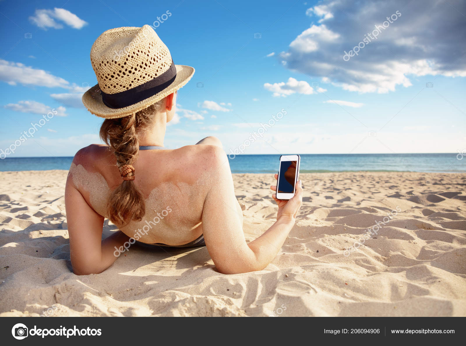 Desde Atrás Mujer Moderna Ropa Playa Con Smartphone Playa: de © CITAlliance #206094906 Depositphotos