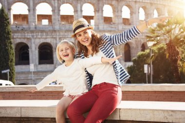 gülümseyen anne ve kızı gezginler eğleniyor Colosseum yakınındaki zaman