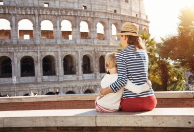 Colosseum kucaklayan önünde anne ve çocuk turistler arkasından gördüm