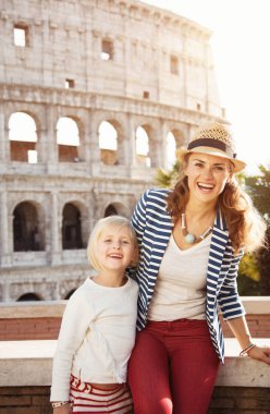 Anne ve çocuk gezginler Colosseum yakınındaki gülümseyen portresi