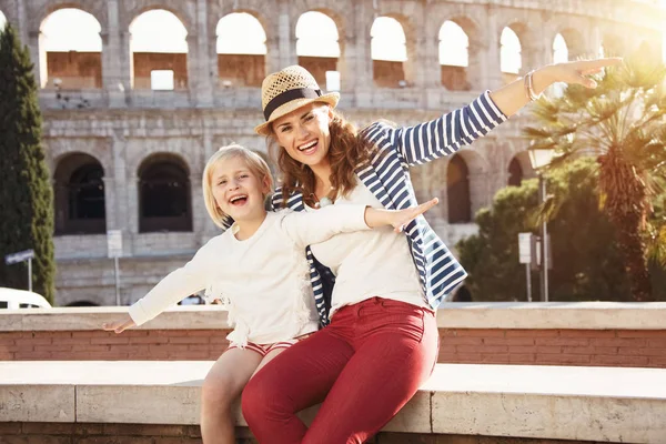 Smiling Mother Daughter Travellers Colosseum Having Fun Time — Stock Photo, Image