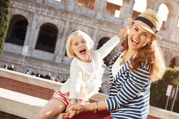 Glückliche Mutter Und Tochter Touristen Der Nähe Des Kolosseums Spaß — Stockfoto