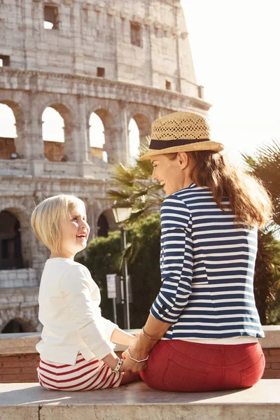 Anne Çocuk Turistler Önünde Birbirine Bakarak Colosseum Arkasından Gördüm — Stok fotoğraf