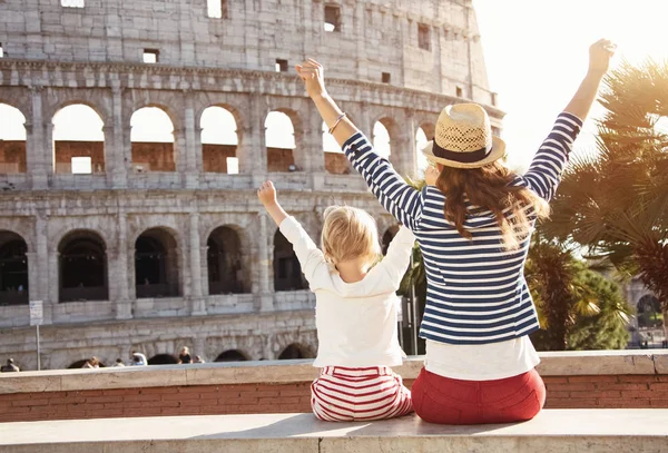 Gezien Achter Moeder Dochter Reizigers Buurt Van Colosseum Vreugde — Stockfoto