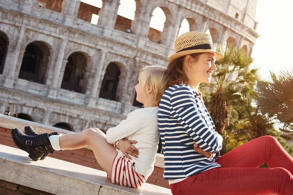 mutlu anne ve kızı turist Colosseum oturan