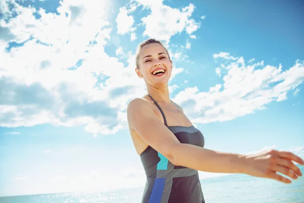 Smiling Modern Woman Beachwear Seashore Walking — Stock Photo, Image