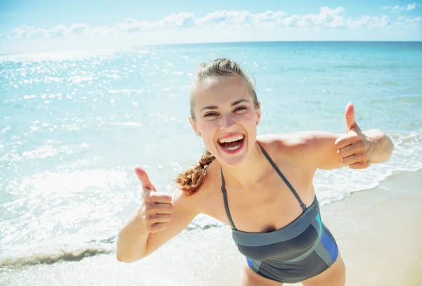 Щаслива Сучасна Жінка Пляжному Одязі Пляжі Показує Великі Пальці Вгору — стокове фото