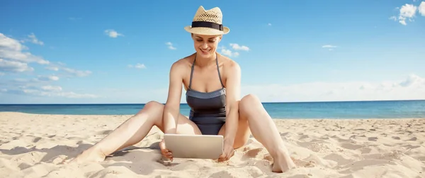 Mujer Joven Feliz Traje Baño Playa Usando Tableta —  Fotos de Stock