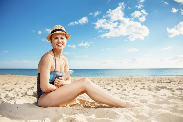 Retrato Una Joven Feliz Traje Baño Con Tablet Playa — Foto de Stock