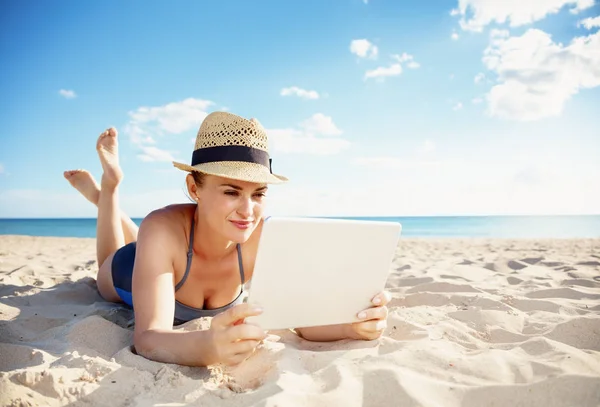 Mujer Joven Traje Baño Playa Usando Tableta —  Fotos de Stock