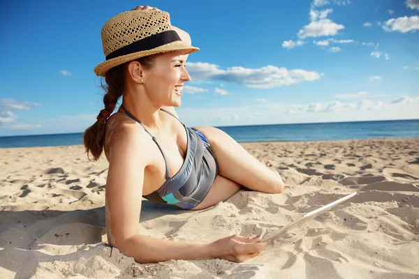 Glimlachend Moderne Vrouw Badmode Met Tablet Zoek Verte Aan Kust — Stockfoto