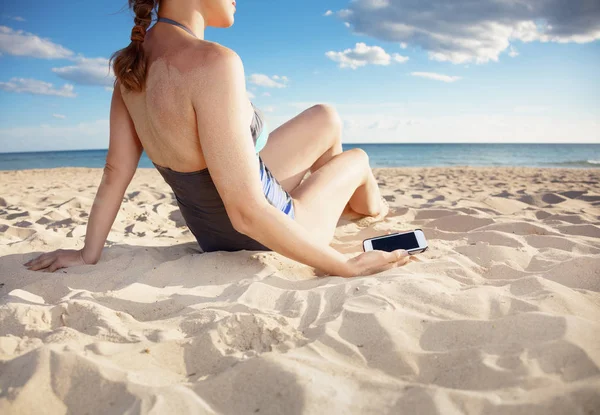 Detailní Záběr Chytrý Telefon Ruce Ženy Pláži — Stock fotografie