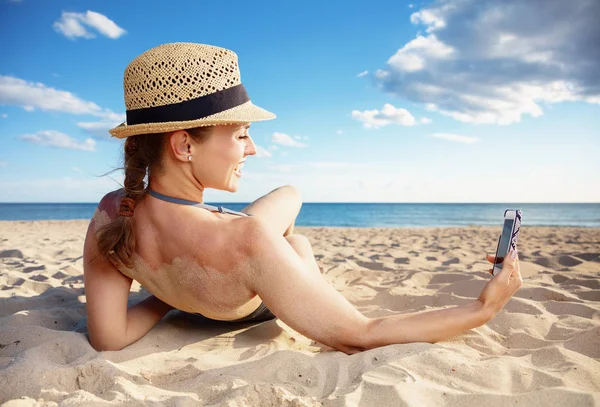 Sorrindo Mulher Moderna Roupa Praia Tomando Selfie Com Celular Litoral — Fotografia de Stock