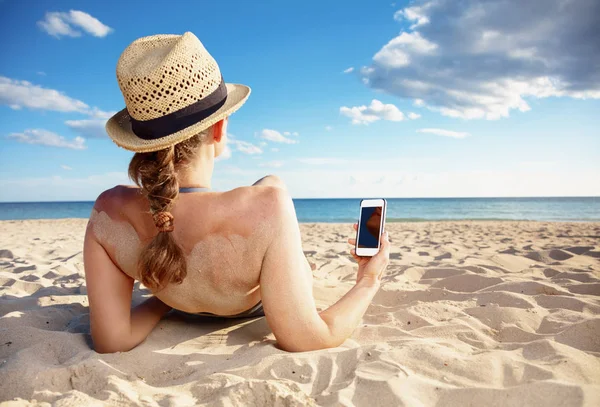 Visto Desde Atrás Mujer Moderna Ropa Playa Con Smartphone Playa —  Fotos de Stock