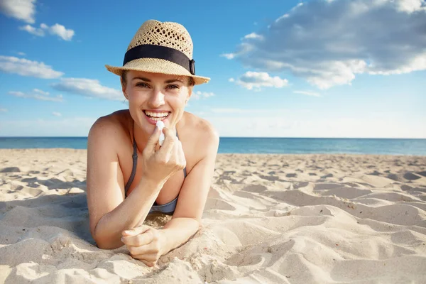 Donna Moderna Sorridente Costume Bagno Sulla Spiaggia Applicando Rossetto Protezione — Foto Stock