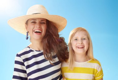 Modern anne ve çocuk mavi gökyüzü gülümseyen portresi