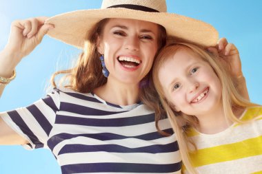 mutlu modern anne ve kızı mavi gökyüzü karşı