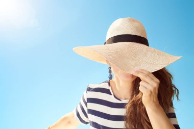 mavi gökyüzü hasır şapka saklanıyor karşı hasır şapkalı şık kadın