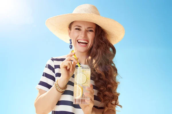 Porträt Einer Glücklichen Modernen Frau Mit Strohhut Vor Blauem Himmel — Stockfoto