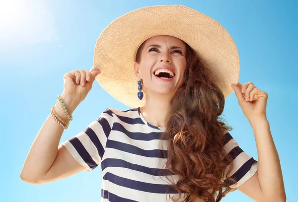 Mujer Con Estilo Feliz Sombrero Paja Contra Cielo Azul Mirando — Foto de Stock