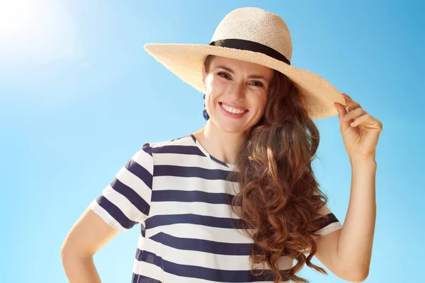 Porträt Einer Glücklichen Jungen Frau Mit Strohhut Vor Blauem Himmel — Stockfoto