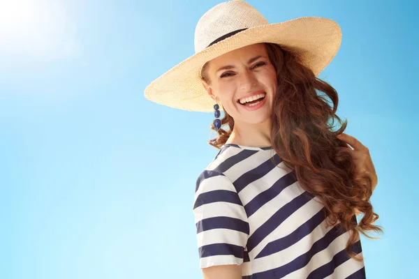 Retrato Mulher Elegante Sorridente Chapéu Palha Contra Céu Azul — Fotografia de Stock