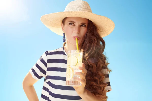 Glücklich Trendige Frau Mit Strohhut Vor Blauem Himmel Trinkt Erfrischenden — Stockfoto