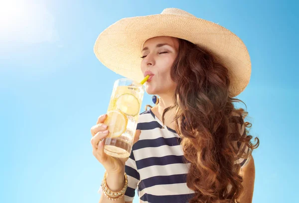 Trendy Vrouw Stro Hoed Tegen Blauwe Hemel Drinken Verfrissende Cocktail — Stockfoto