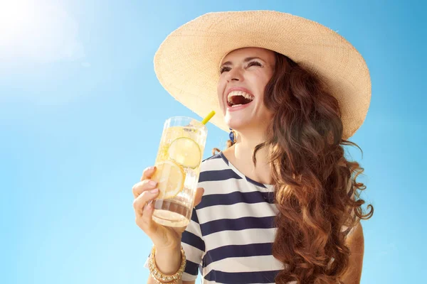 Mulher Moderna Feliz Chapéu Palha Contra Céu Azul Com Refrescante — Fotografia de Stock