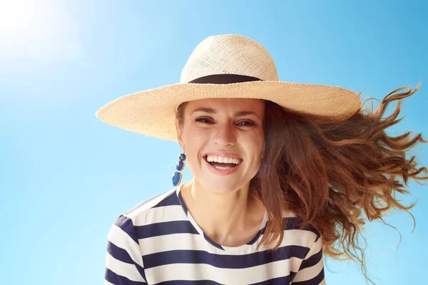 Porträt Einer Glücklichen Modernen Frau Mit Strohhut Vor Blauem Himmel — Stockfoto