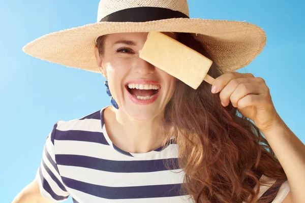 青空アイス棒を再生麦藁帽子で幸せな若い女 — ストック写真